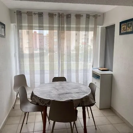 Vue Sur Le Port, Proche